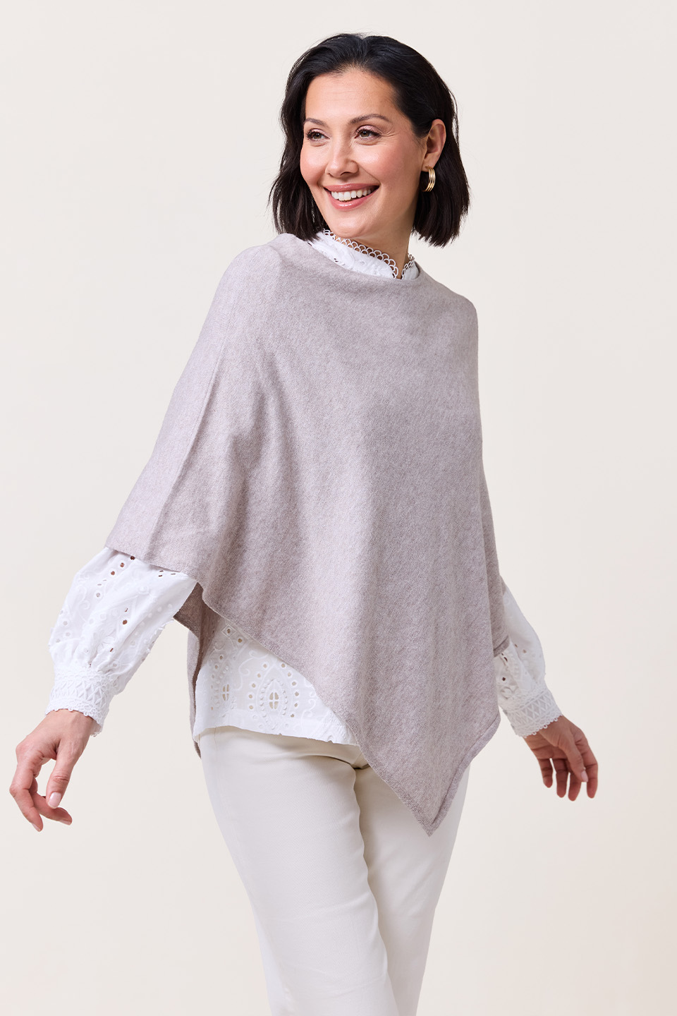 Elegant og lun poncho i myk kvalitet – perfekt gave til Morsdag for ekstra komfort og stil.