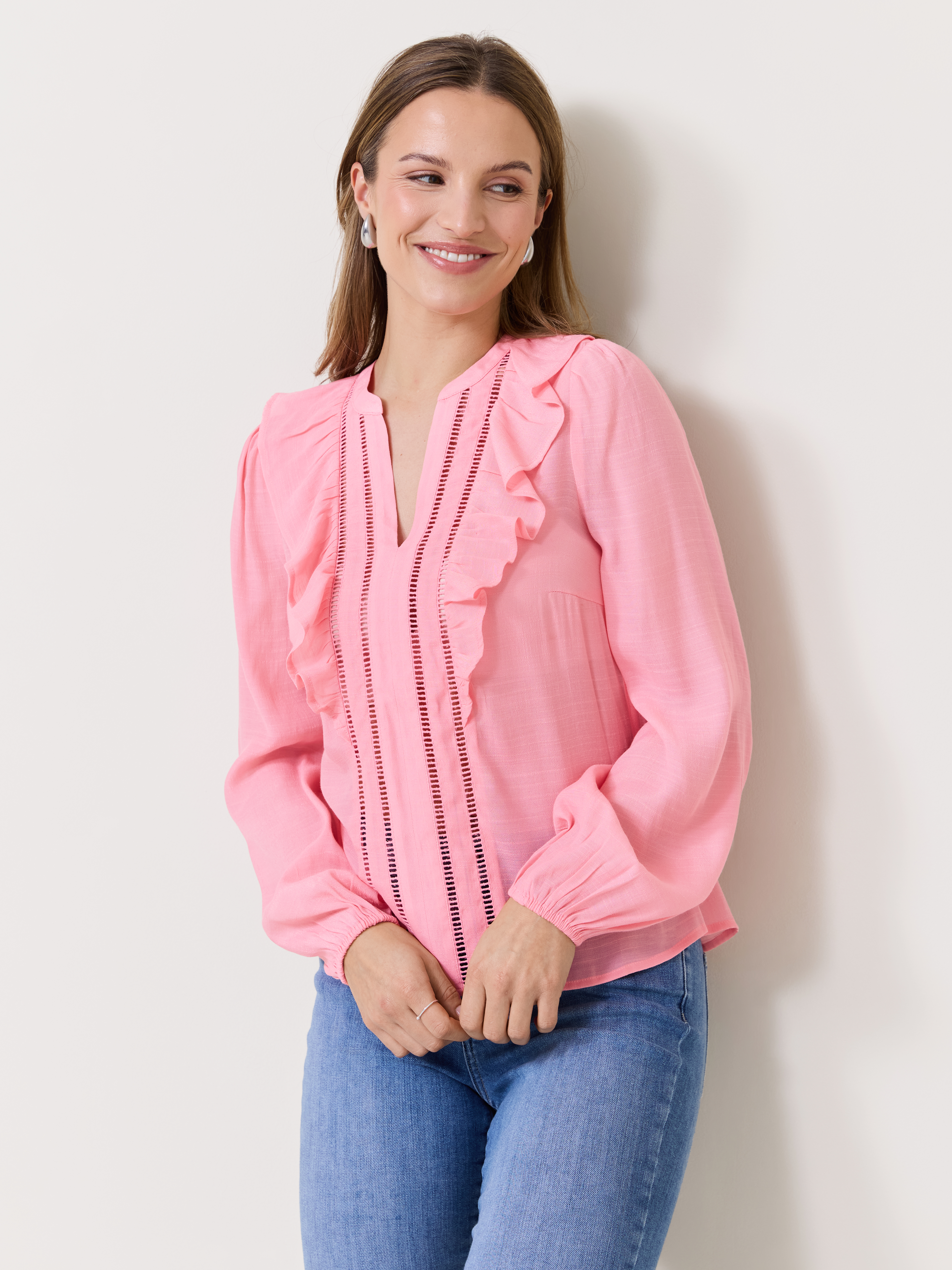 Delikat rosa bluse med feminine volanger og detaljert design – et elegant gavetips til morsdag.