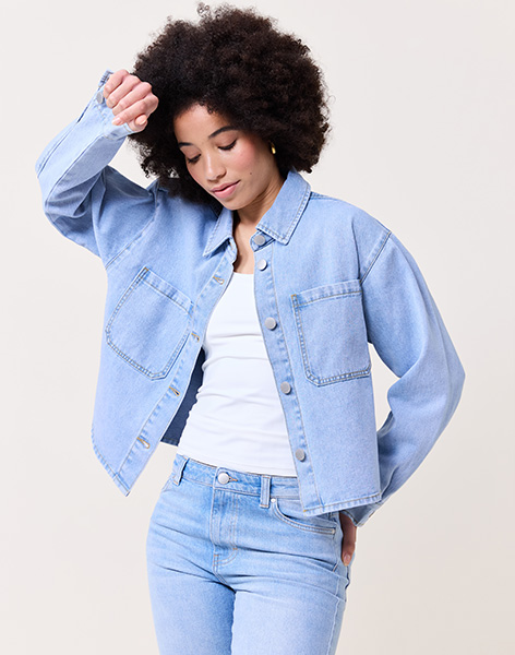 Modell i lys denimjakke og jeans fra Donna. Perfekt for en avslappet vår- og sommerstil, tilgjengelig hos Match, matchfashion.no.