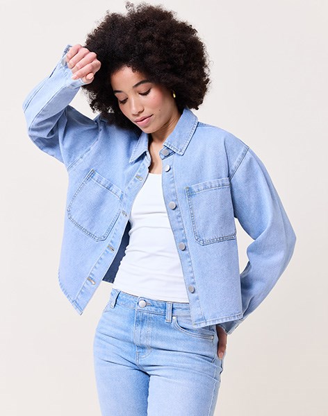 Modell i lys denimjakke og jeans fra Donna. Perfekt for en avslappet vår- og sommerstil, tilgjengelig hos Match, matchfashion.no.