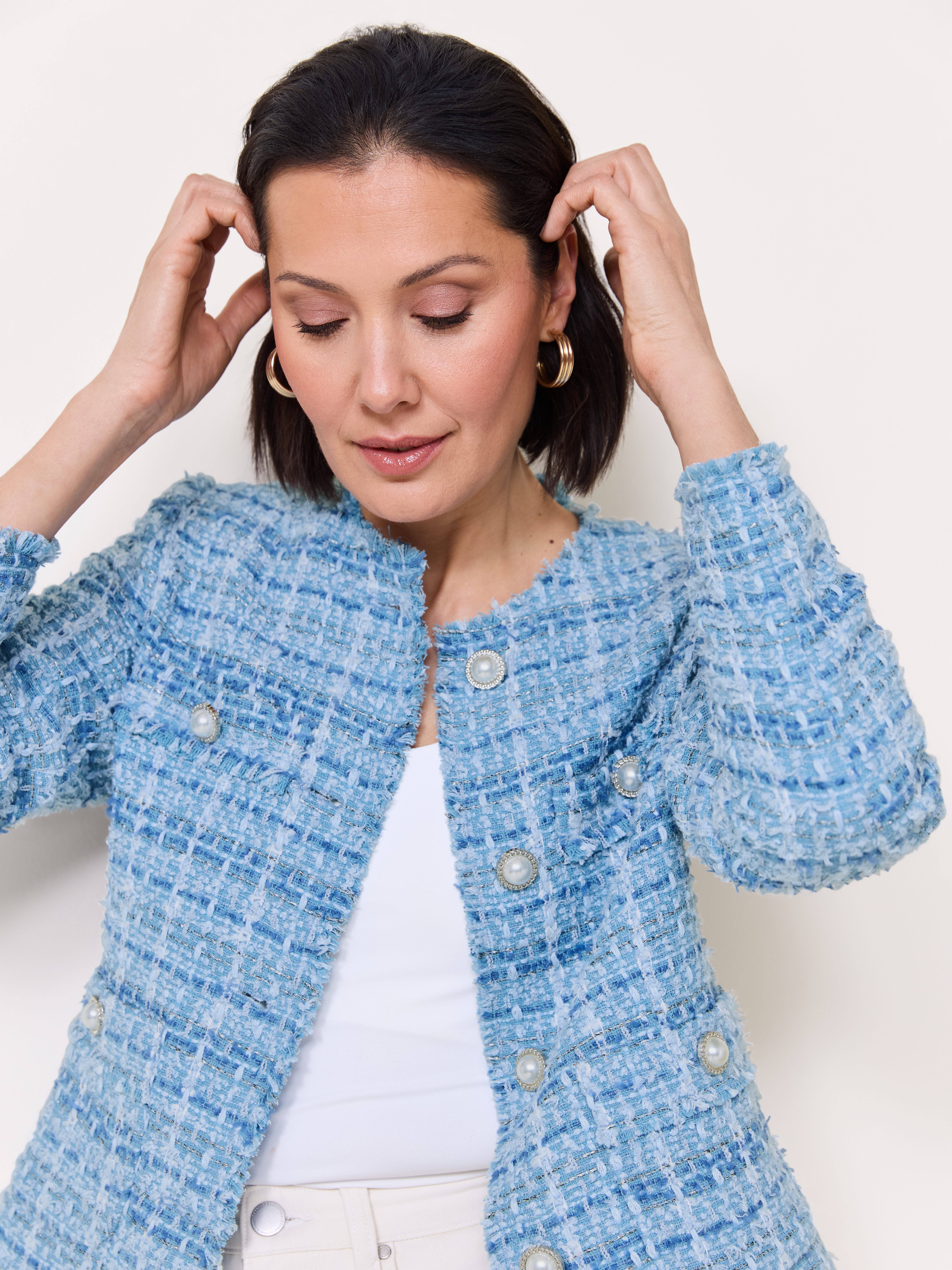 Blå bouclé-jakke med perleknapper – elegant og sofistikert valg til Morsdag.