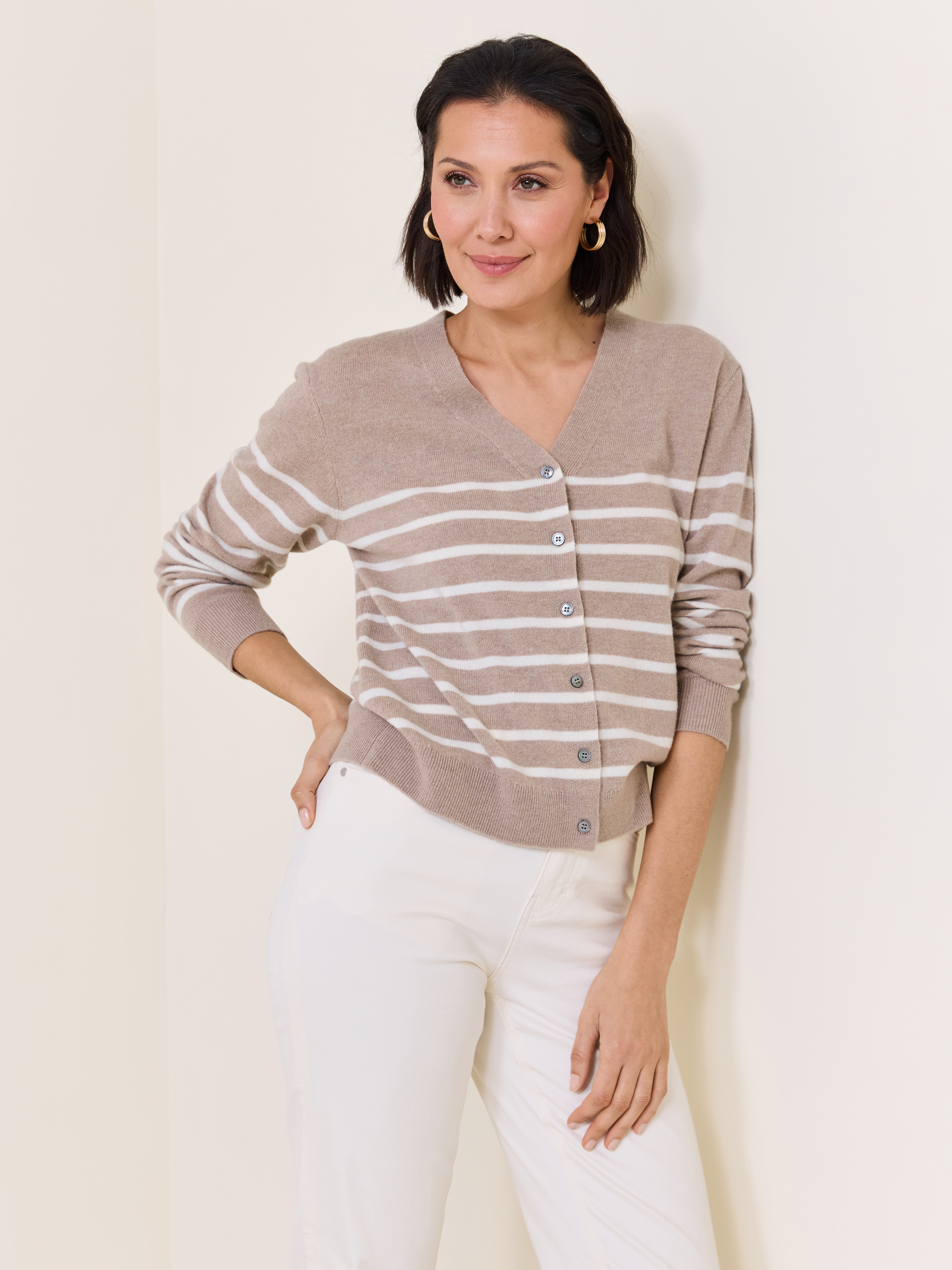 Beige og hvit merinocardigan med klassiske striper – en tidløs gave til Morsdag.