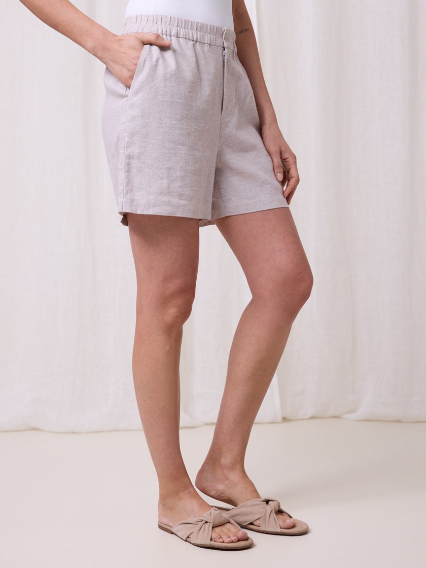 7511106 I2M 7051645207210 16_I2M_Mary shorts I2M.jpg_
