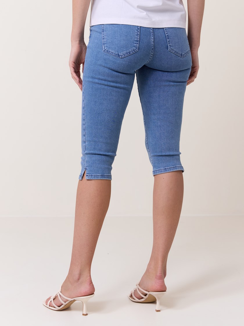 7511992 DAC 7051645235756 20_Sophia denim capri DAC.jpg_