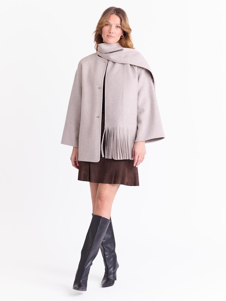 Sofia kåpe med skjerf 7051645334893 1_Sofia kåpe AMA_Sofia kåpe med skjerf AMA_Sofia kåpe med skjerf AMA 7512489.jpg_