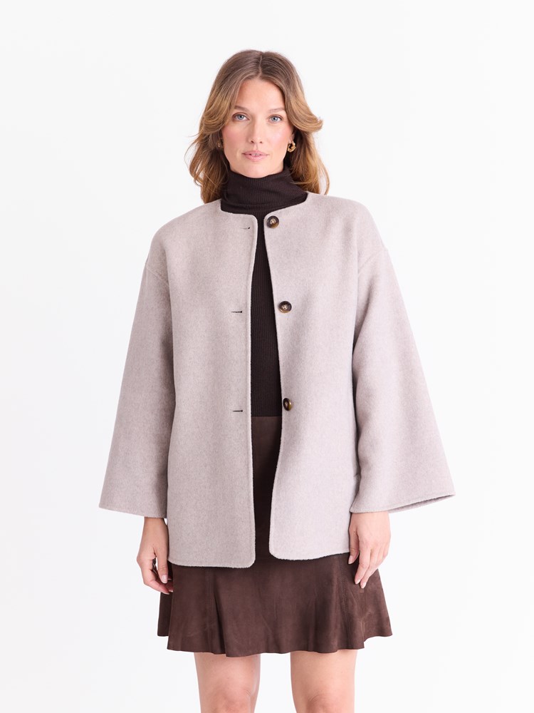 Sofia kåpe med skjerf 7051645334893 25_Sofia kåpe AMA_Sofia kåpe med skjerf AMA_Sofia kåpe med skjerf AMA 7512489.jpg_