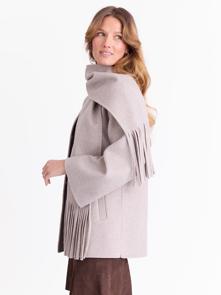 Sofia kåpe med skjerf 7051645334893 5_Sofia kåpe AMA_Sofia kåpe med skjerf AMA_Sofia kåpe med skjerf AMA 7512489.jpg_