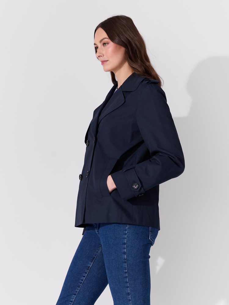 Mila kort trenchcoat 7051645539540 7_EM1_Mila kort trench EM1_Mila kort trenchcoat EM1.jpg_