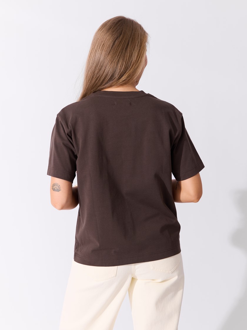 7513939 AIJ 7051645544445 19_AIJ_Gabby t-skjorte AIJ.jpg_