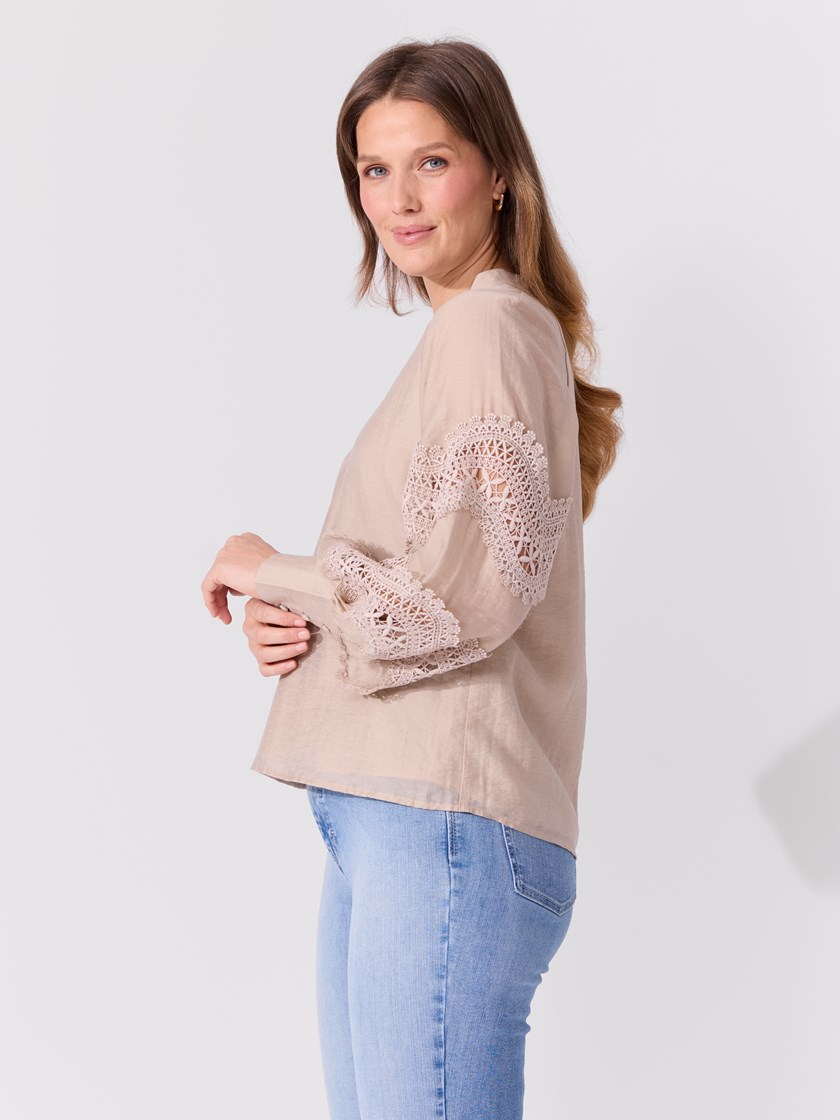 7514382 I5C 7051645545107 16_I5C_Ella bluse I5C.jpg_