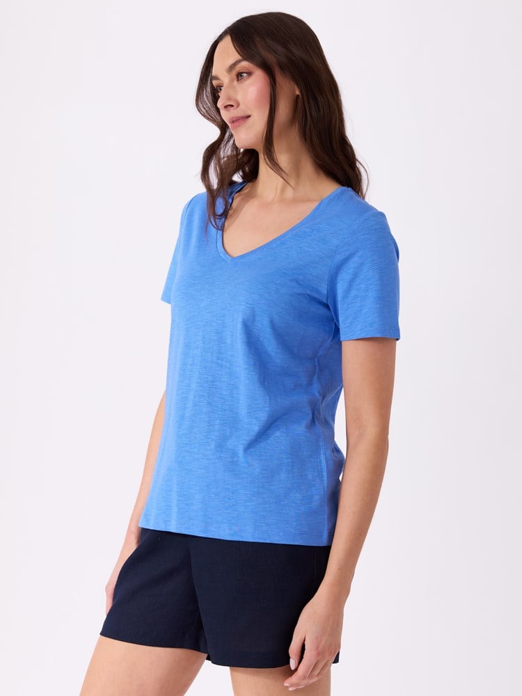 Ava v-hals t-skjorte 7051645662200 5_Ava v-hals t-skjorte EEO.jpg_