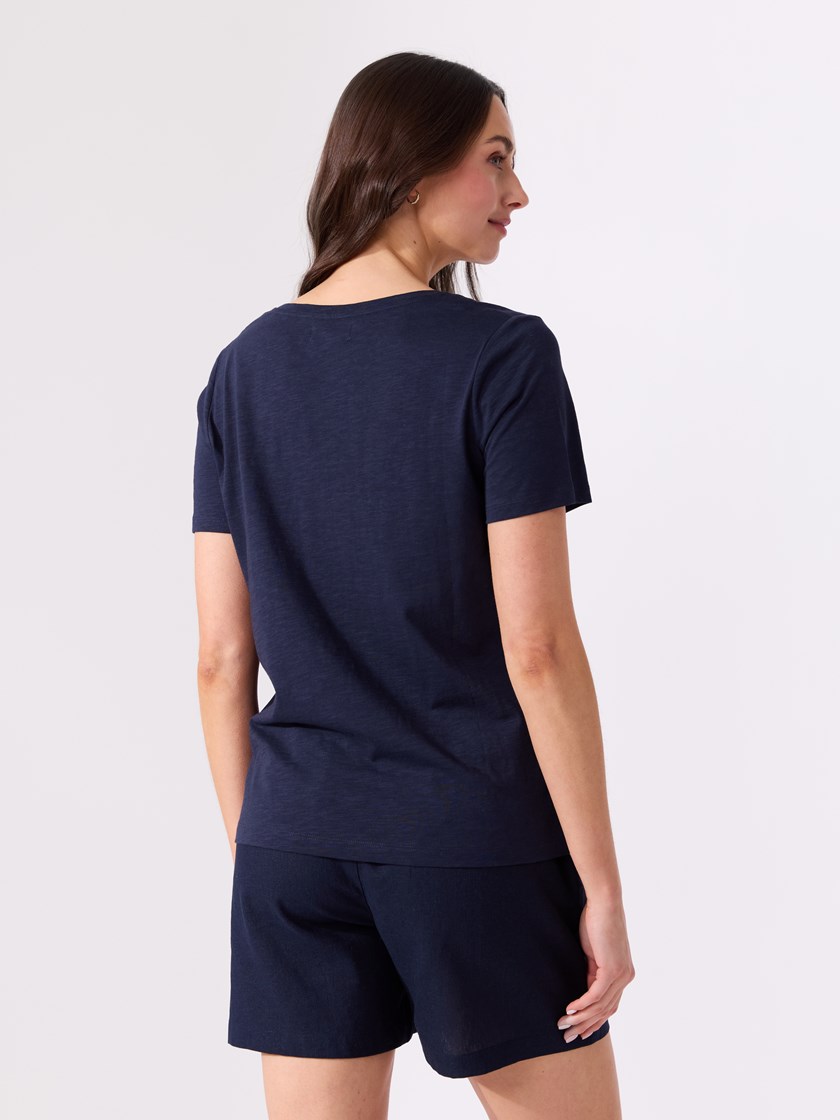 7515613 EGS 7051645662279 12_Ava v-hals t-skjorte EGS.jpg_