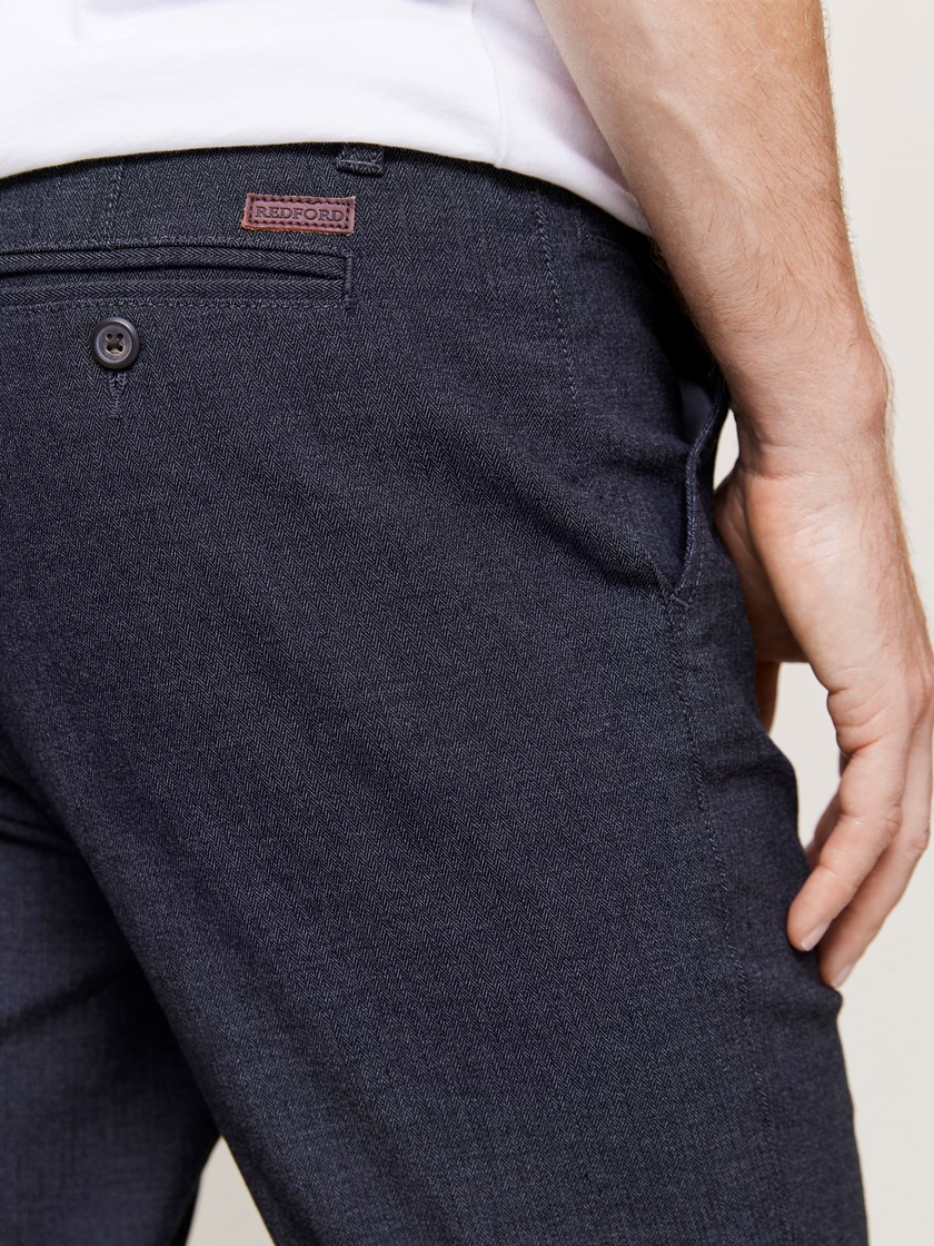 7511090 C31 7202005_AIQ-REDFORD-NOS-Modell-Back_chn=match_9116_C31_Christer herringbone chinos C31.jpg_