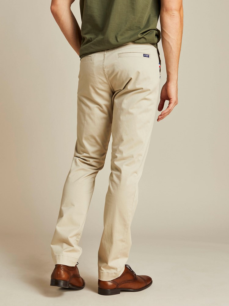 Brian Stretch Chino 7206896_I4Y_JEAN PAUL_NOS_Modell-back_Brian Stretch Chino I4Y.jpg_