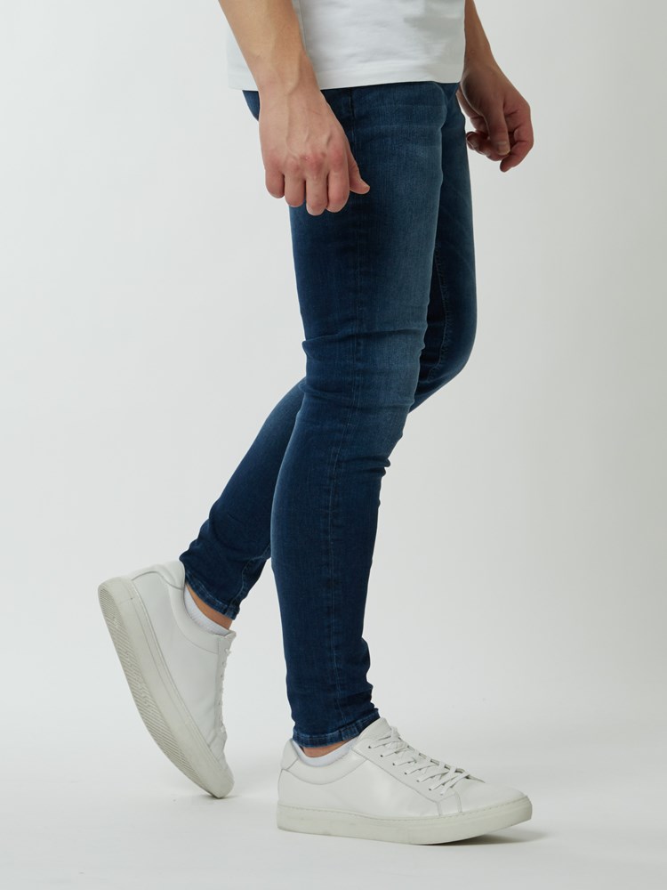 SKINNY STAN BLUE SUPER STRETCH JEANS 7242635_D06-HENRYCHOICE-S20-Modell-left_12238.jpg_SKINNY STAN BLUE SUPER STRETCH JEANS D06_SKINNY STAN BLUE SUPER STRETCH JEANS D06 7242635.jpg_Left||Left
