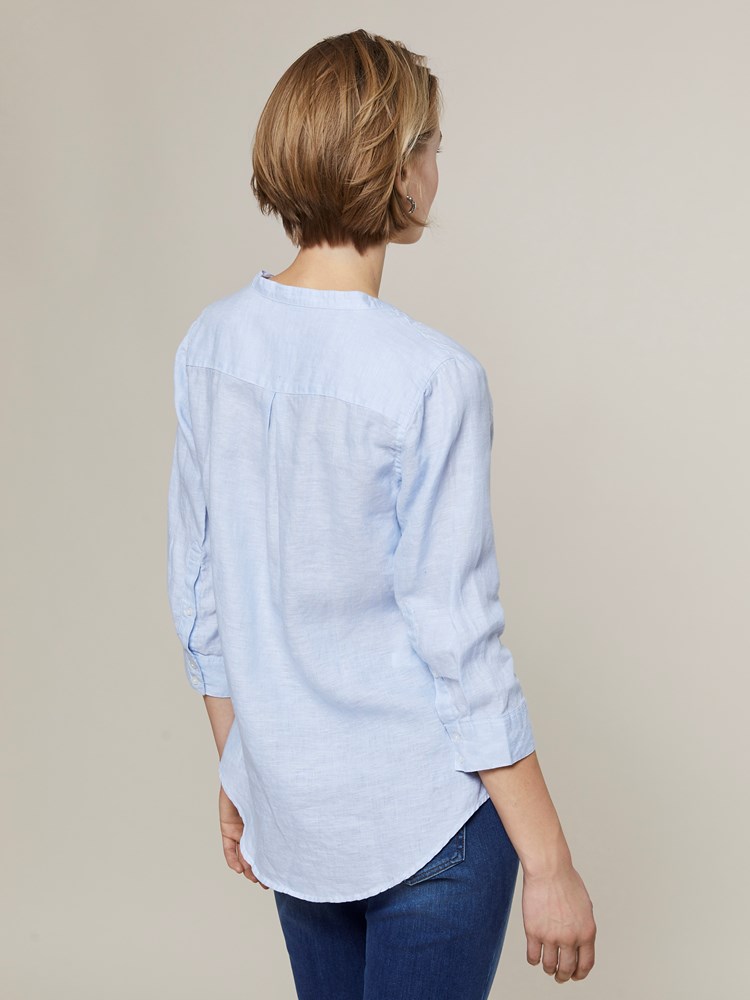 Lucia linbluse 7243261_JEAN PAUL_H20_LUCIA LINEN BLOUSE_16_EN3_BLÅ_899_Modell_-back_33572_Lucia linbluse EN3_Lucia linbluse EN3 7249976.jpg_