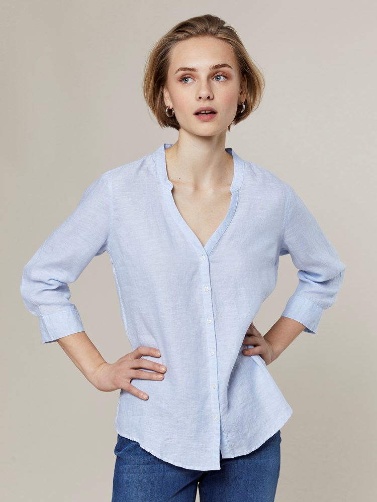 Lucia linbluse 7243261_JEAN PAUL_H20_LUCIA LINEN BLOUSE_16_EN3_BLÅ_899_Modell_-front_84099_Lucia linbluse EN3_Lucia linbluse EN3 7249976.jpg_