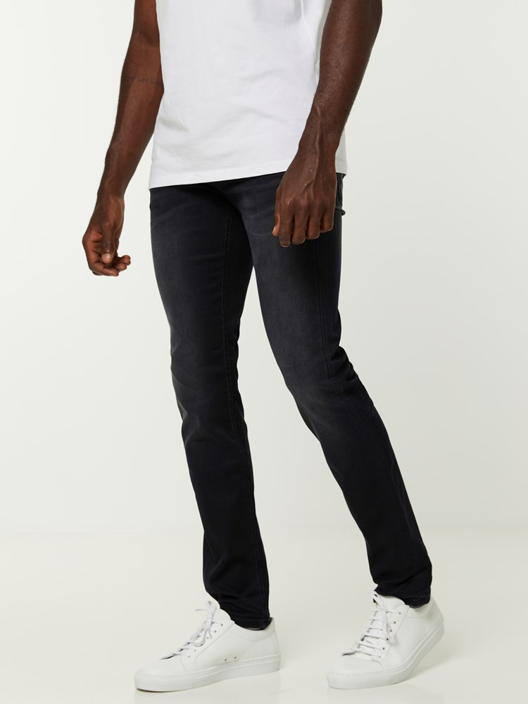 Slim Will Deep Blue Tint Knit Jeans 7244852_D04-HENRYCHOICE-A21-Modell-left_Slim Will Deep Blue Tint Knit Jeans D04.jpg_