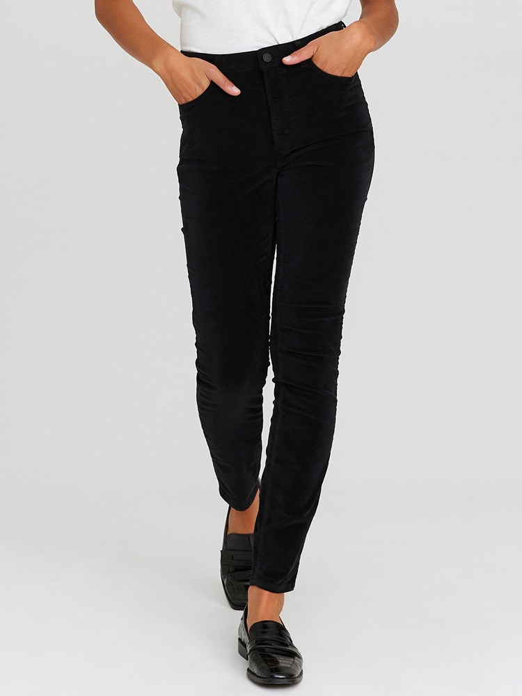 Ine velurbukse 7245280_JEAN PAUL_W20_INE HIGHWAIST VELOUR PANT_40_C18_SVART_1199_Modell_-front_24849_Ine velurbukse C18_Ine velurbukse C18 7502156.jpg_