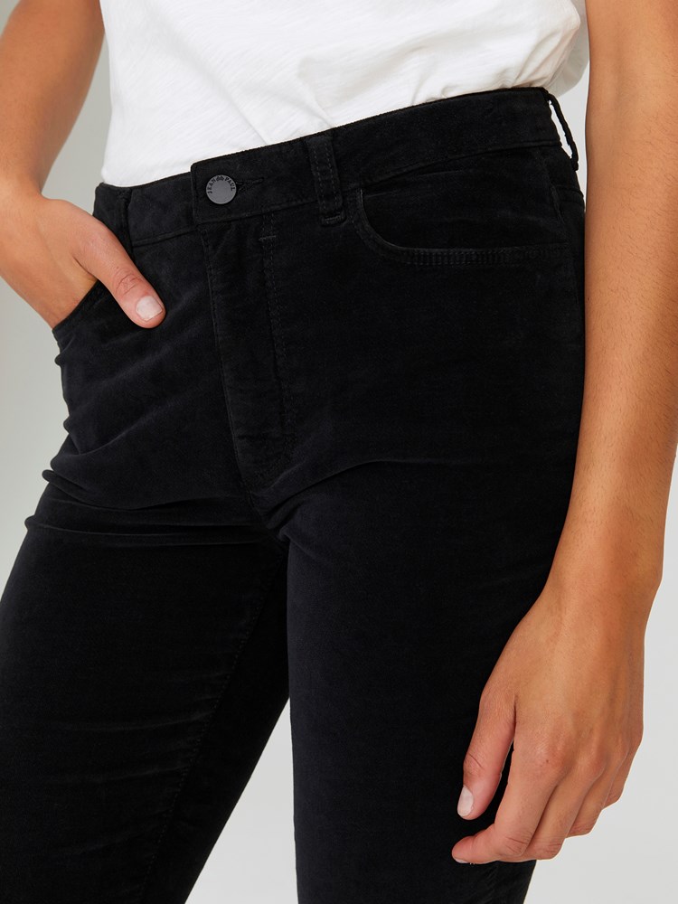 Ine velurbukse 7245280_JEAN PAUL_W20_INE HIGHWAIST VELOUR PANT_40_C18_SVART_1199_Modell_-front_95982_Ine velurbukse C18_Ine velurbukse C18 7502156.jpg_