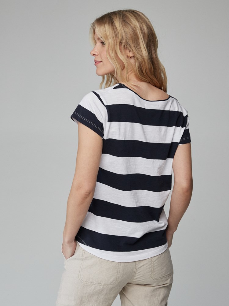 Agnais stripet t-skjorte 7246564_EM6_JEAN PAUL_H21_modell_back_Agnais stripete t-skjorte EM6_Agnais stripet t-skjorte EM6_Agnais stripet t-skjorte EM6 7250313.jpg_