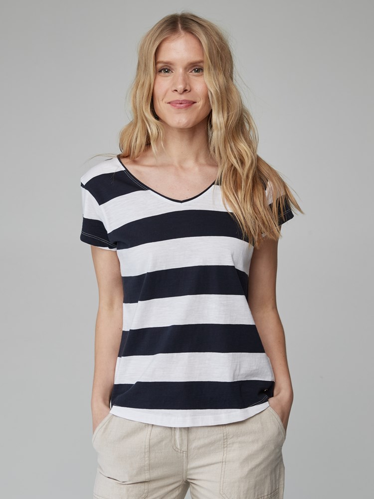 Agnais stripet t-skjorte 7246564_EM6_JeanPaul_H21_modell_front_Agnais stripete t-skjorte EM6_Agnais stripet t-skjorte EM6_Agnais stripet t-skjorte EM6 7250313.jpg_