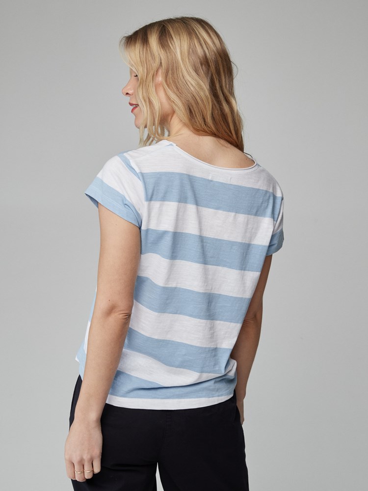 Agnais stripet t-skjorte 7246564_JEAN PAUL_H21_AGNAIS STRIPE TEE_20_EN3_BLÅ_299_Modell_-back_4834_Agnais stripete t-skjorte EN3_Agnais stripet t-skjorte EN3_Agnais stripet t-skjorte EN3 7250313.jpg_