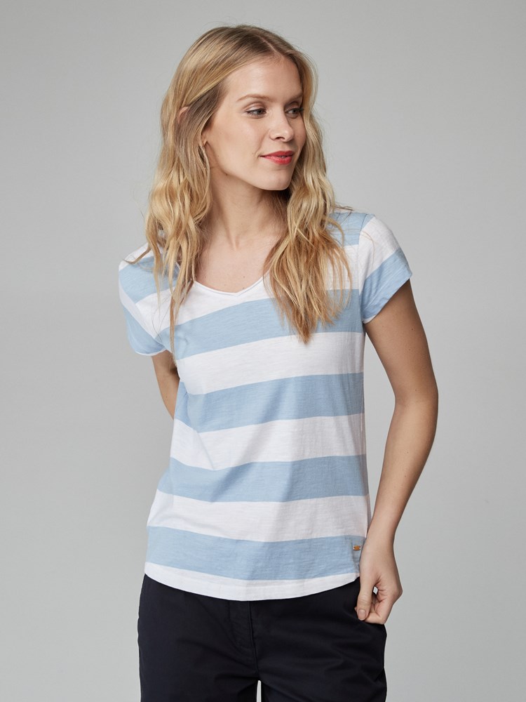 Agnais stripet t-skjorte 7246564_JEAN PAUL_H21_AGNAIS STRIPE TEE_20_EN3_BLÅ_299_Modell_-front_76726_Agnais stripete t-skjorte EN3_Agnais stripet t-skjorte EN3_Agnais stripet t-skjorte EN3 7250313.jpg_