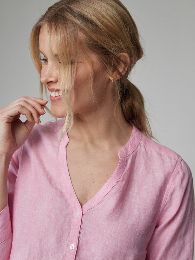 Lucia linbluse 7246592_JEAN PAUL_H21_LUCIA LINEN BLOUSE_16_MJX_ROSA_999_-details_57162_MZ1_Lucia linbluse MZ1_Lucia linbluse MZ1 7249976.jpg_