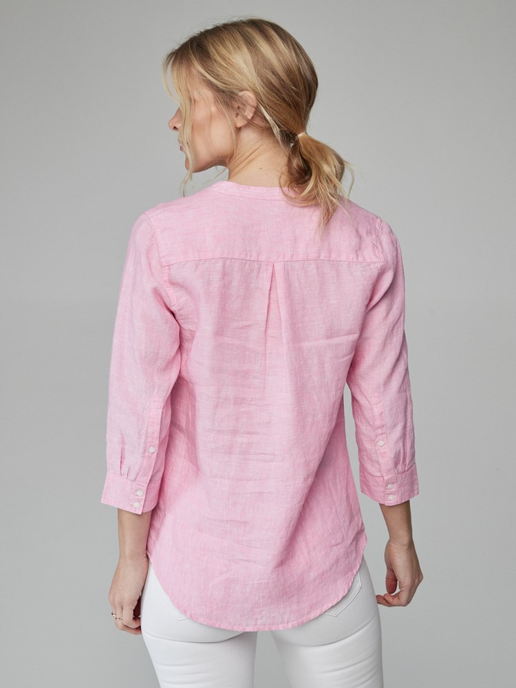 Lucia linbluse 7246592_JEAN PAUL_H21_LUCIA LINEN BLOUSE_16_MJX_ROSA_999_Modell_-back_61230_MZ1_Lucia linbluse MZ1_Lucia linbluse MZ1 7249976.jpg_