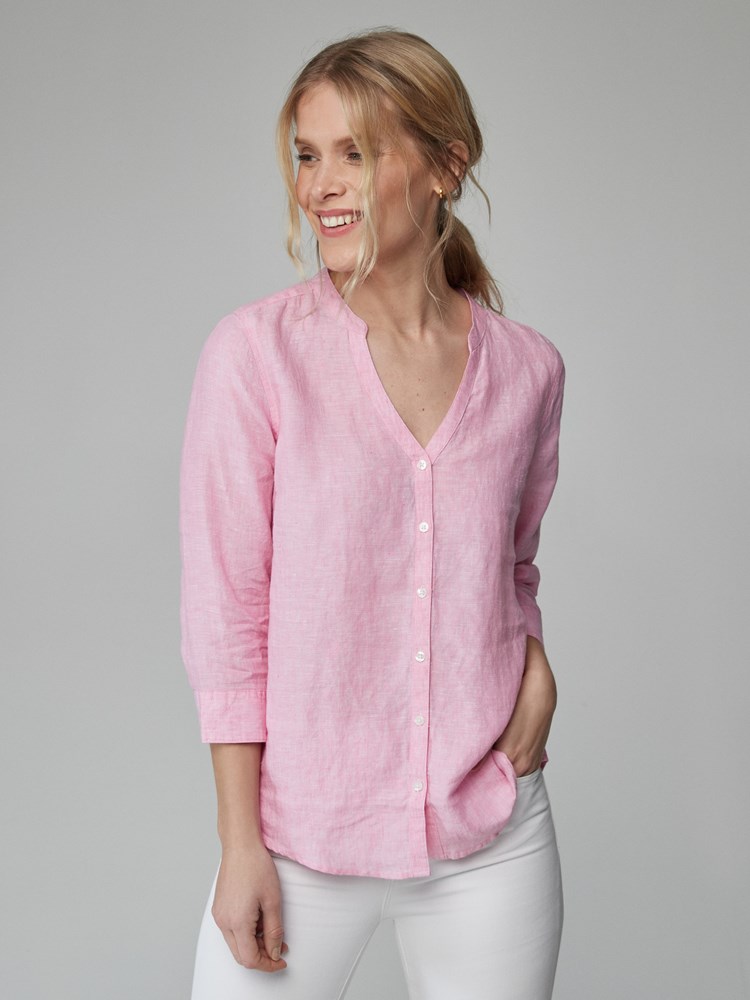 Lucia linbluse 7246592_JEAN PAUL_H21_LUCIA LINEN BLOUSE_16_MJX_ROSA_999_Modell_-front_17239_MZ1_Lucia linbluse MZ1_Lucia linbluse MZ1 7249976.jpg_