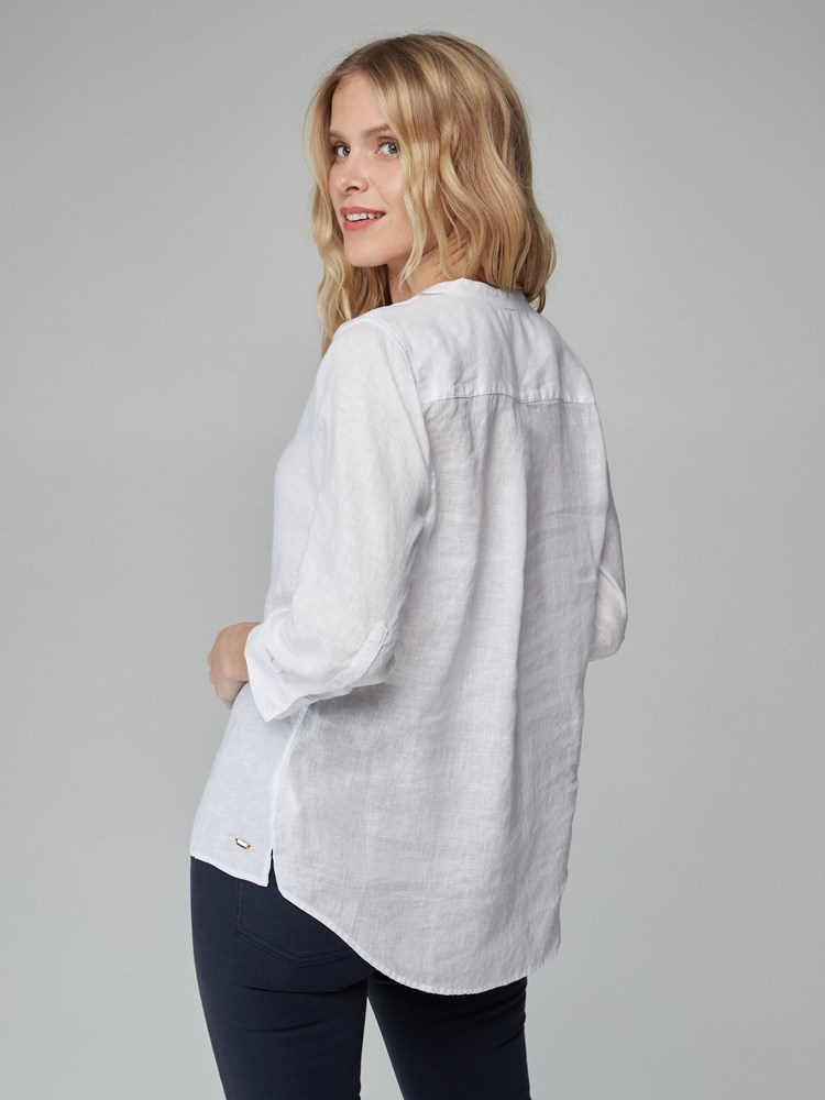 Lucia linbluse 7246592_JEAN PAUL_H21_LUCIA LINEN BLOUSE_16_O68_HVIT_999_Modell_-back_82672_Lucia linbluse O68_Lucia linbluse O68 7249976.jpg_
