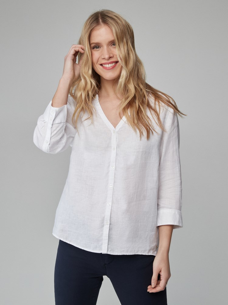 Lucia linbluse 7246592_JEAN PAUL_H21_LUCIA LINEN BLOUSE_16_O68_HVIT_999_Modell_-front_20668_Lucia linbluse O68_Lucia linbluse O68 7249976.jpg_