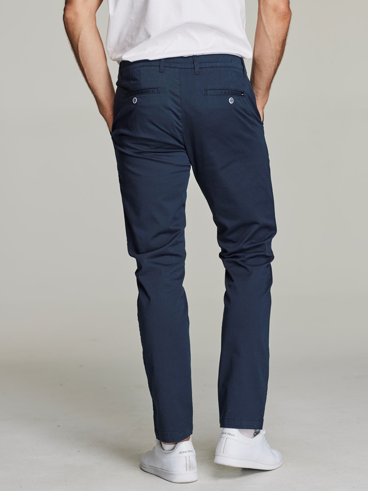 Brad twill chino 7248920_JEAN PAUL_S22_BRAD TWILL CHINO_6_EM6_BLÅ_1199_Modell_-front_4633_Brad twill chino EM6 7249710.jpg_
