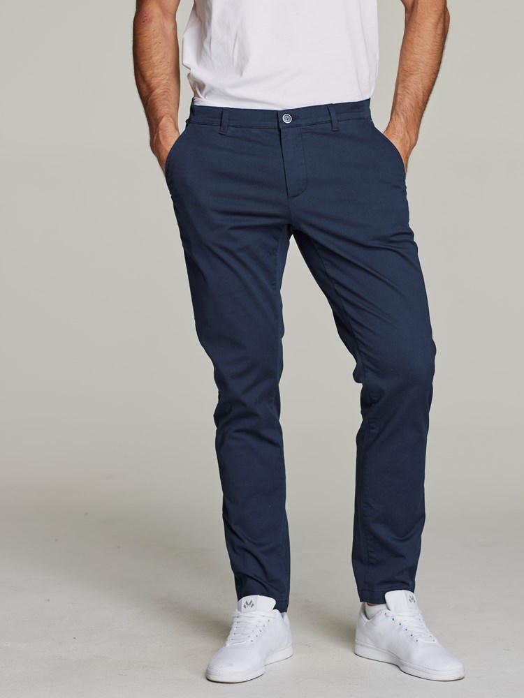 Brad twill chino 7248920_JEAN PAUL_S22_BRAD TWILL CHINO_6_EM6_BLÅ_1199_Modell_-front_93030_Brad twill chino EM6 7249710.jpg_