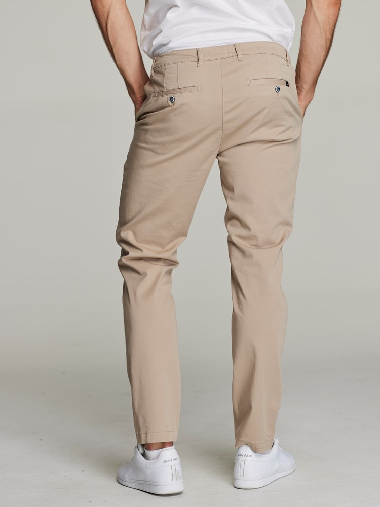 Brad twill chino 7248920_JEAN PAUL_S22_BRAD TWILL CHINO_6_I4Y_BRUN_1199_Modell_-back_33168_Brad twill chino I4Y 7249710.jpg_