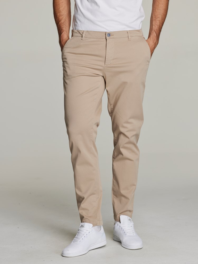 Brad twill chino 7248920_JEAN PAUL_S22_BRAD TWILL CHINO_6_I4Y_BRUN_1199_Modell_-front_32413_Brad twill chino I4Y 7249710.jpg_
