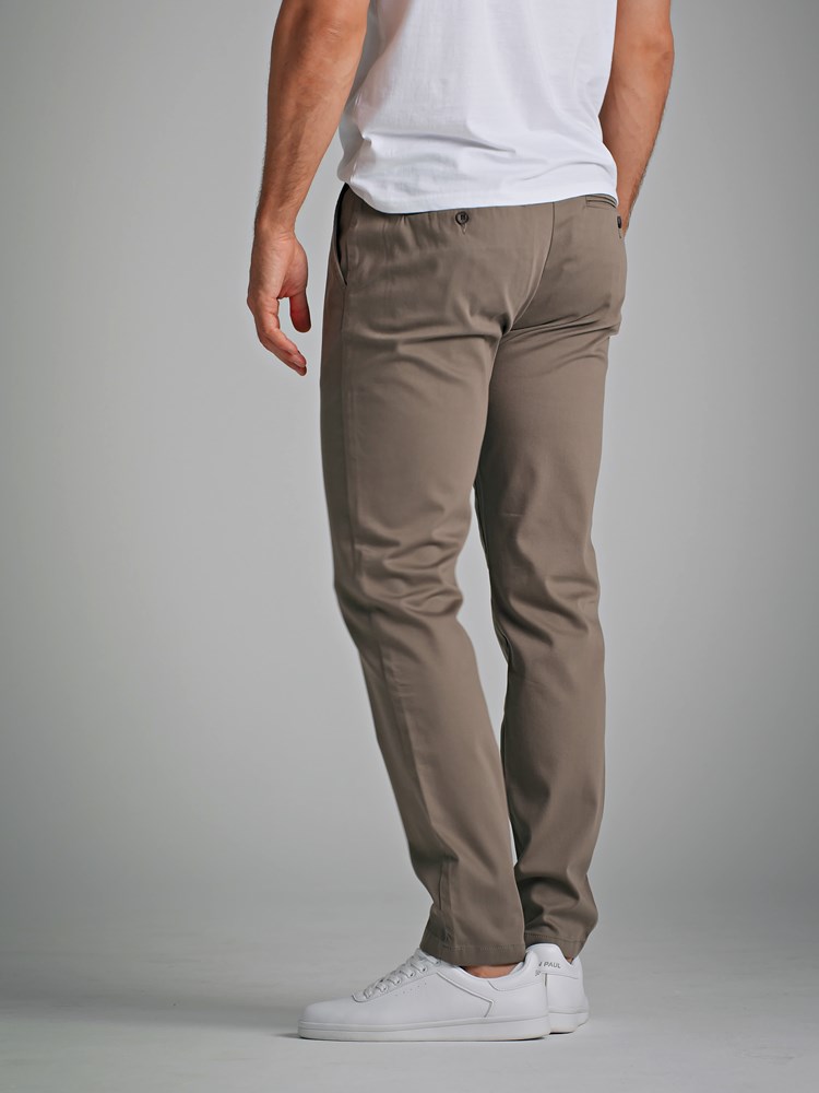 Forli chinos 7248987_GMR-Mario Conti-A22-model-back_Forli tencel chinos_Forli tencel chinos GMR_Forli tencel chinos GMR 7248987_Forli chinos GMR.jpg_Back||Back