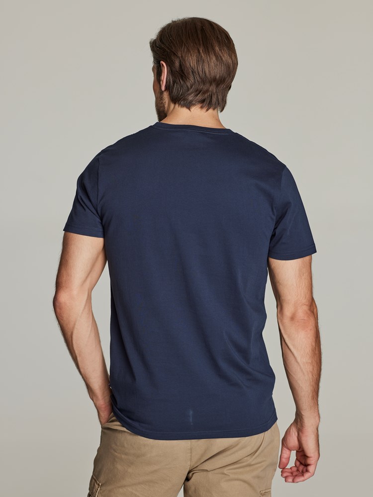 Loup t-skjorte 7249028_JEAN PAUL_S22_LOUP T-SKJORTE_4_EM6_BLÅ_299_Modell_-back_50905_Loup t-skjorte EM6.jpg_