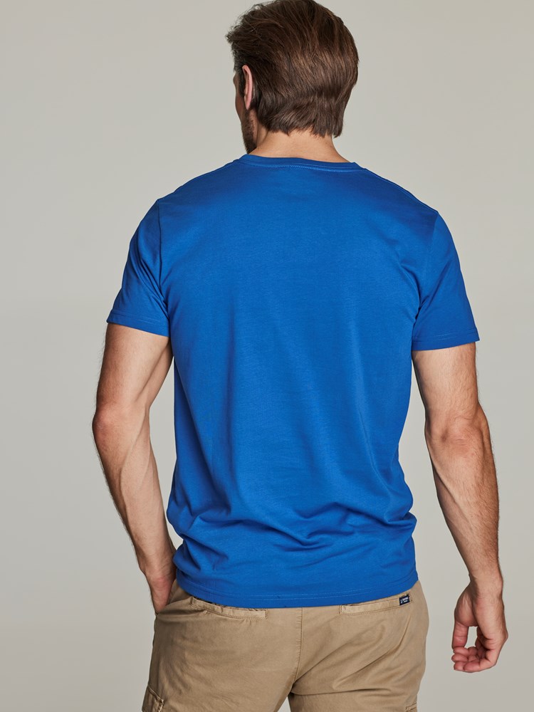Loup t-skjorte 7249028_JEAN PAUL_S22_LOUP T-SKJORTE_4_ENQ_BLÅ_299_Modell_-back_96538_Loup t-skjorte ENQ.jpg_