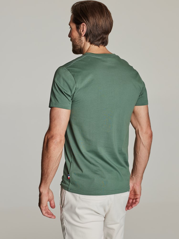 Loup t-skjorte 7249028_JEAN PAUL_S22_LOUP T-SKJORTE_4_GOH_GRØNN_299_Modell_-back_77253_Loup t-skjorte GOH.jpg_