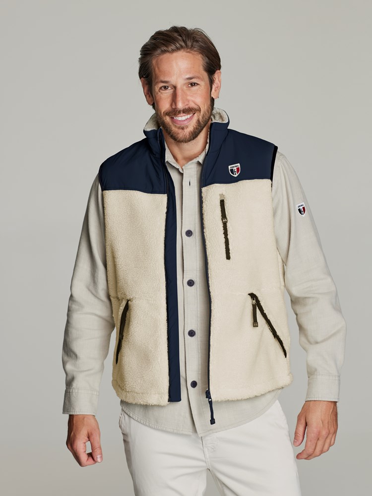 Armand vest 7249089_JEAN PAUL_S22_ARMAND VEST_3_O79_HVIT_1499_Modell_-front_25403.jpg_