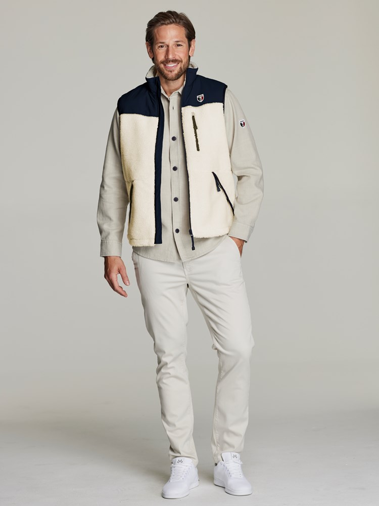 Armand vest 7249089_JEAN PAUL_S22_ARMAND VEST_3_O79_HVIT_1499_Modell_-front_48489[1].jpg_