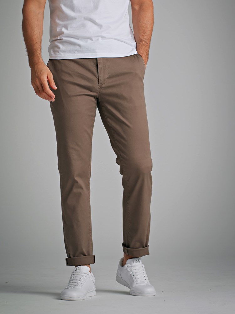 Christer chinos 7249153_AQA-Redford-S22-Modell-Front.jpg_Front||Front