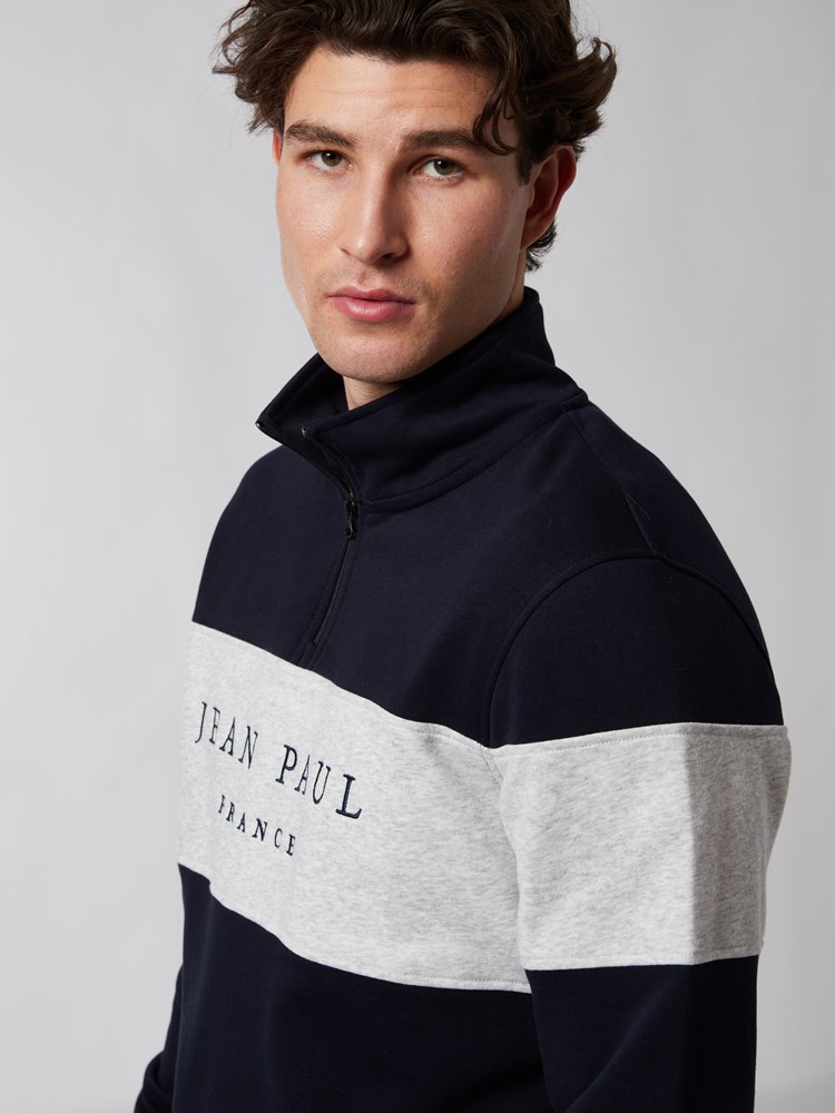 Timmy zipneck genser 7249169_EM6-JEANPAUL-S22-Modell-Front_696_Timmy zipneck genser EM6.jpg_Front||Front