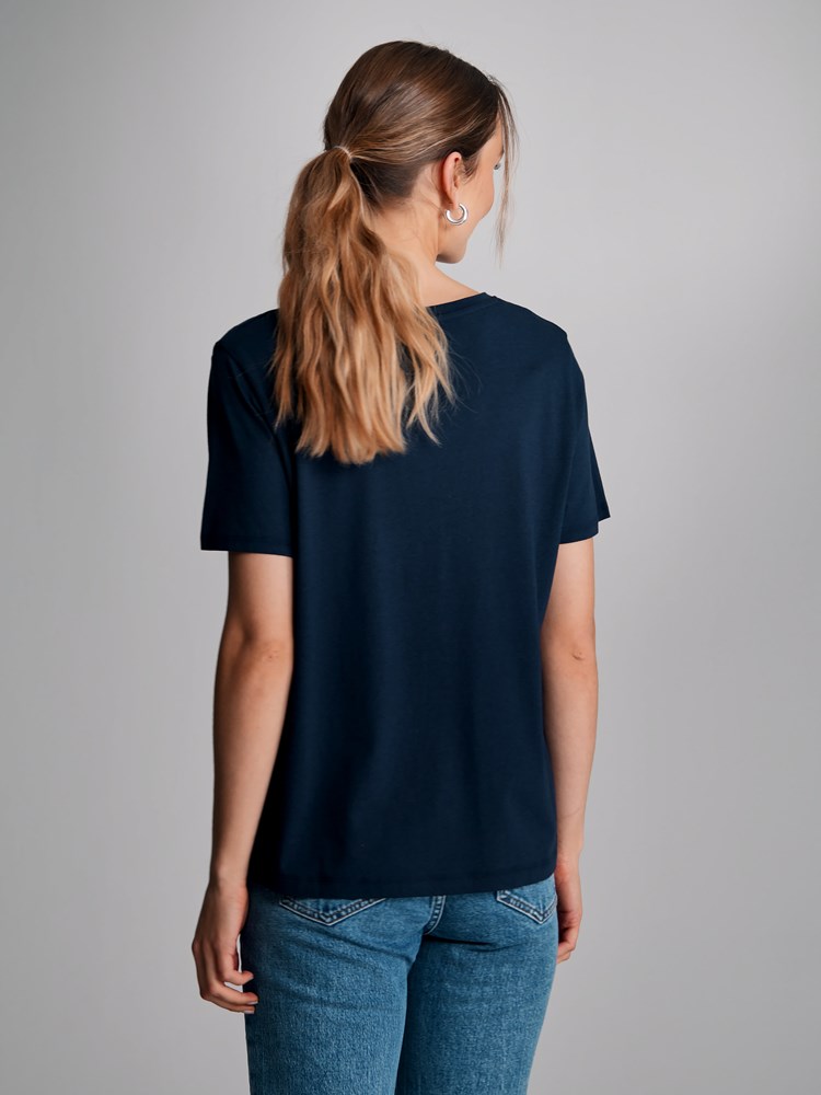 Olivia Rundhals T-skjorte 7249211_EM1-VAVITE-S22-Modell-Back_chn=match_1157_Olivia Rundhals T-skjorte EM1.jpg_Back||Back