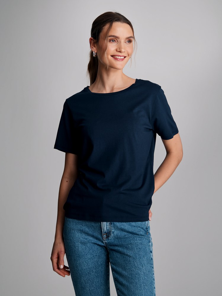 Olivia Rundhals T-skjorte 7249211_EM1-VAVITE-S22-Modell-Front_chn=match_4910_Olivia Rundhals T-skjorte EM1.jpg_Front||Front