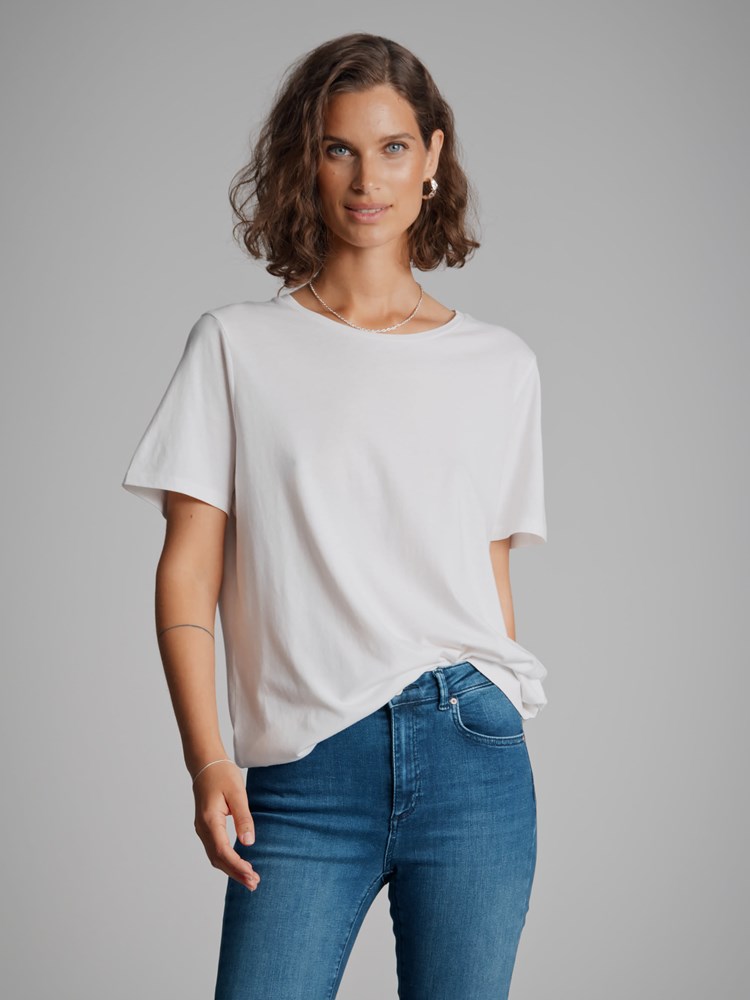 Olivia Rundhals T-skjorte 7249211_O79-VAVITE-S22-Modell-Front_chn=match_8302_Olivia Rundhals T-skjorte O79_Olivia Rundhals T-skjorte O79 7249211.jpg_Front||Front