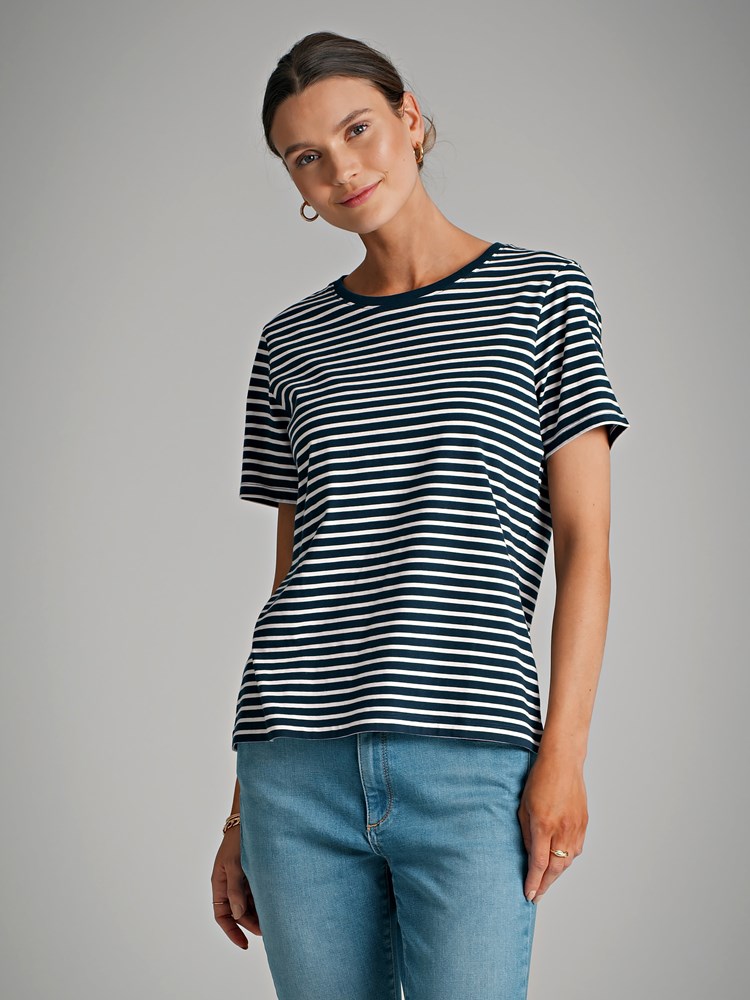 Olivia Stripet T-skjorte 7249212_EM1-VAVITE-S22-Modell-Front_chn=match_46667_Olivia Stripet T-skjorte EM1_Olivia Stripet T-skjorte EM1 7249212.jpg_Front||Front