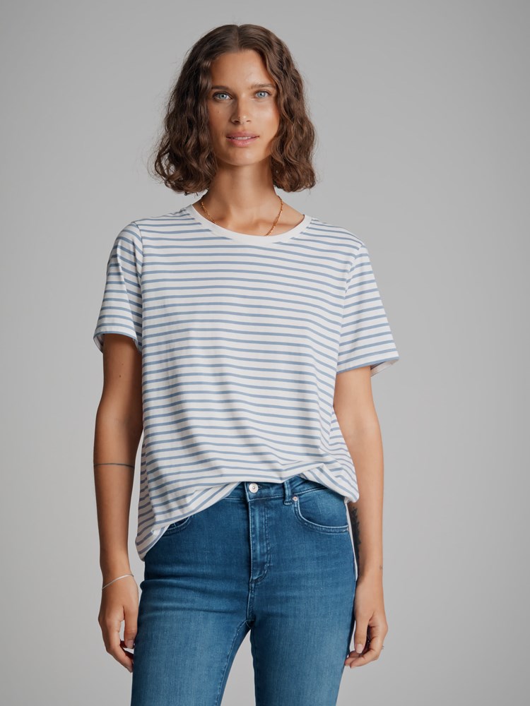 Olivia Stripet T-skjorte 7249212_O79-VAVITE-S22-Modell-Front_chn=match_7163_Olivia Stripet T-skjorte O79_Olivia Stripet T-skjorte O79 7249212.jpg_Front||Front